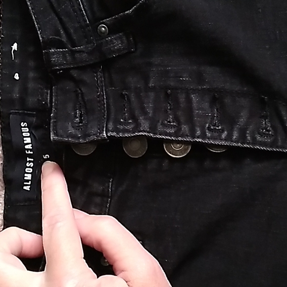 Black Almost Famous size 5 Jeans - Picture 3 of 5